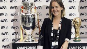 Laura Galmés posa junto a la Copa del Mundo y a la Eurocopa, ambas ganadas por España en 2010 y 2012.