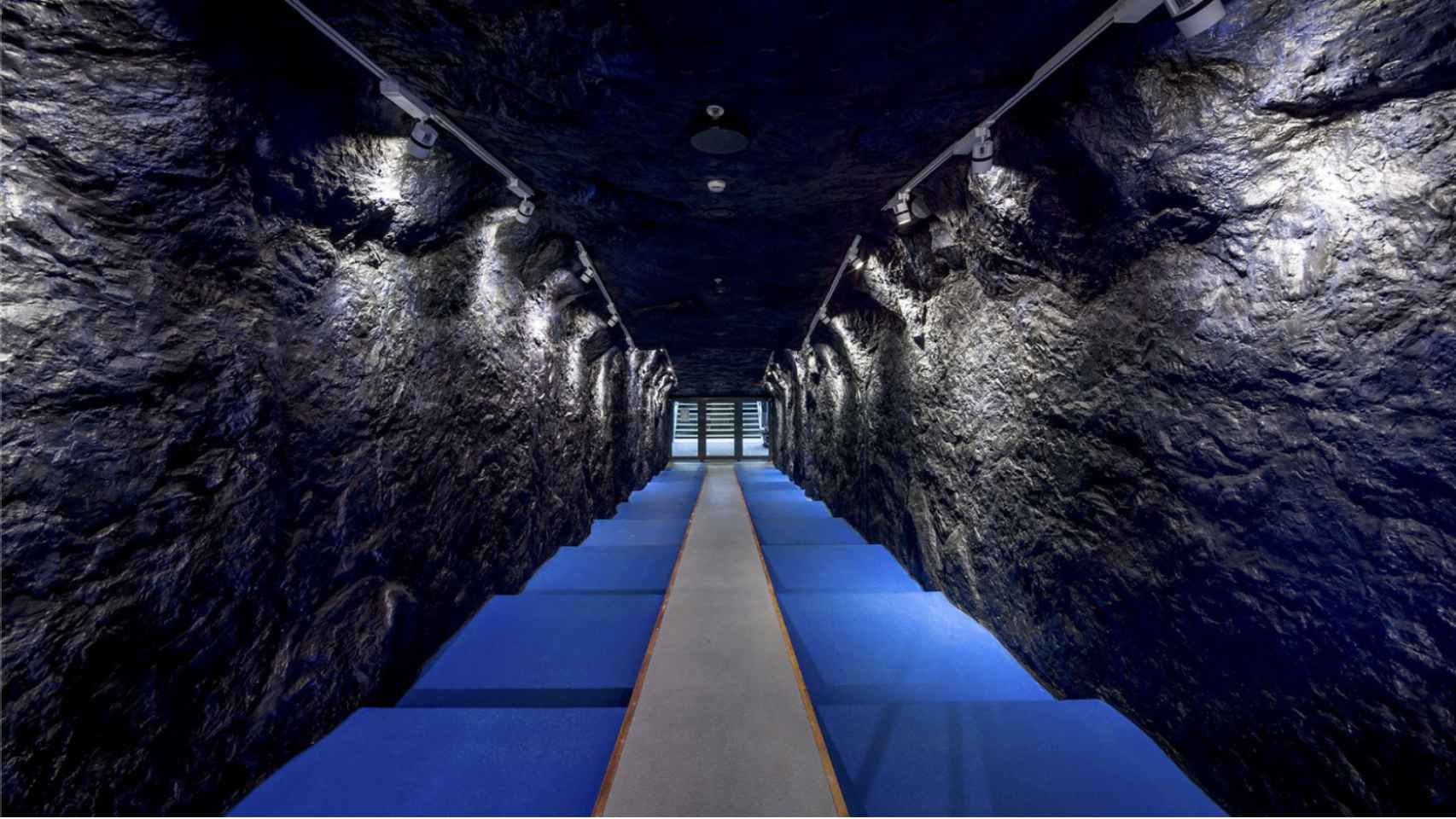 El túnel de vestuarios del estadio del Schalke 04, que tiene forma de mina, es una creación de Laura.