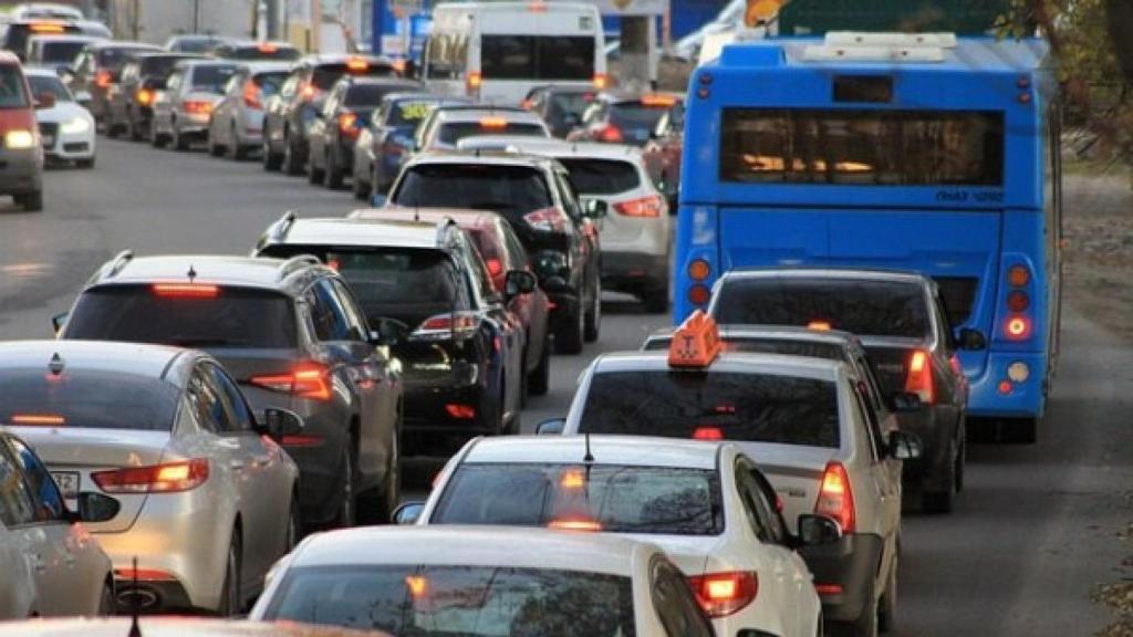 Imagen de un atasco en el centro de la ciudad
