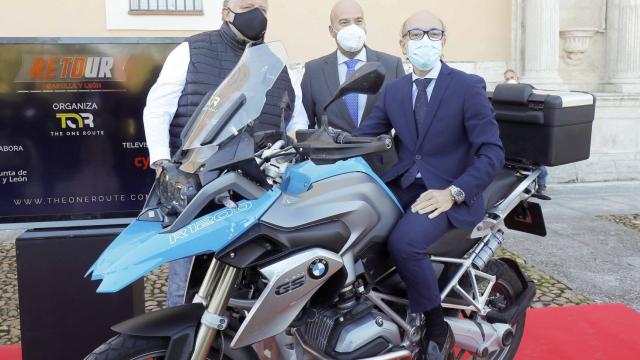 El consejero de Cultura y Turismo sobre una moto en el acto de presentación