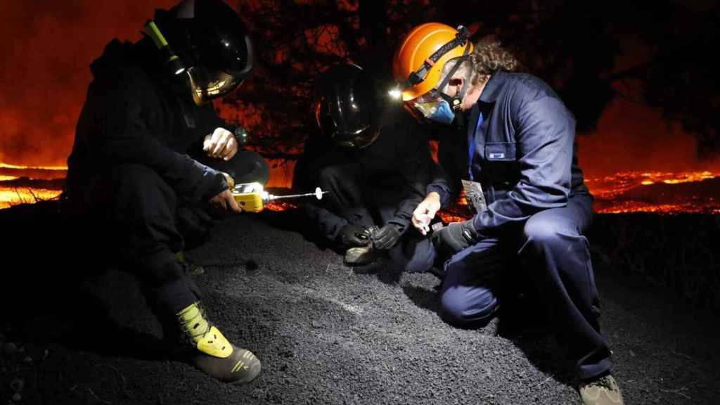 Un equipo de geólogos analizando los depósitos de lapilli del volcán de Cumbre Vieja.