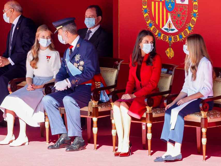 Leonor junto a sus padres y hermana en el desfile militar del 12 de octubre de 2020.