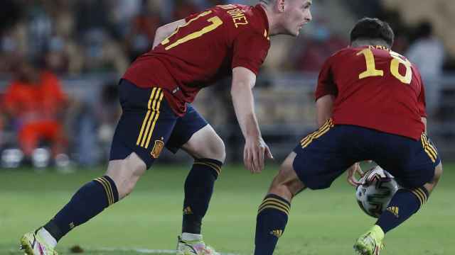 Sergio Gómez recogiendo el balón tras su gol con España