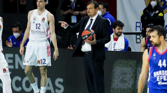 Ergin Ataman en un Real Madrid - Anadolu Efes de Euroliga