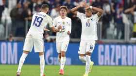 Karim Benzema y Kylian Mbappé celebran uno de los goles ante Bélgica