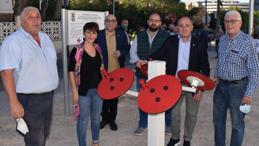 Emilio Sáez, alcalde de Albacete, en su visita a los parques de las calles Quiñones y Bendición de los Campos