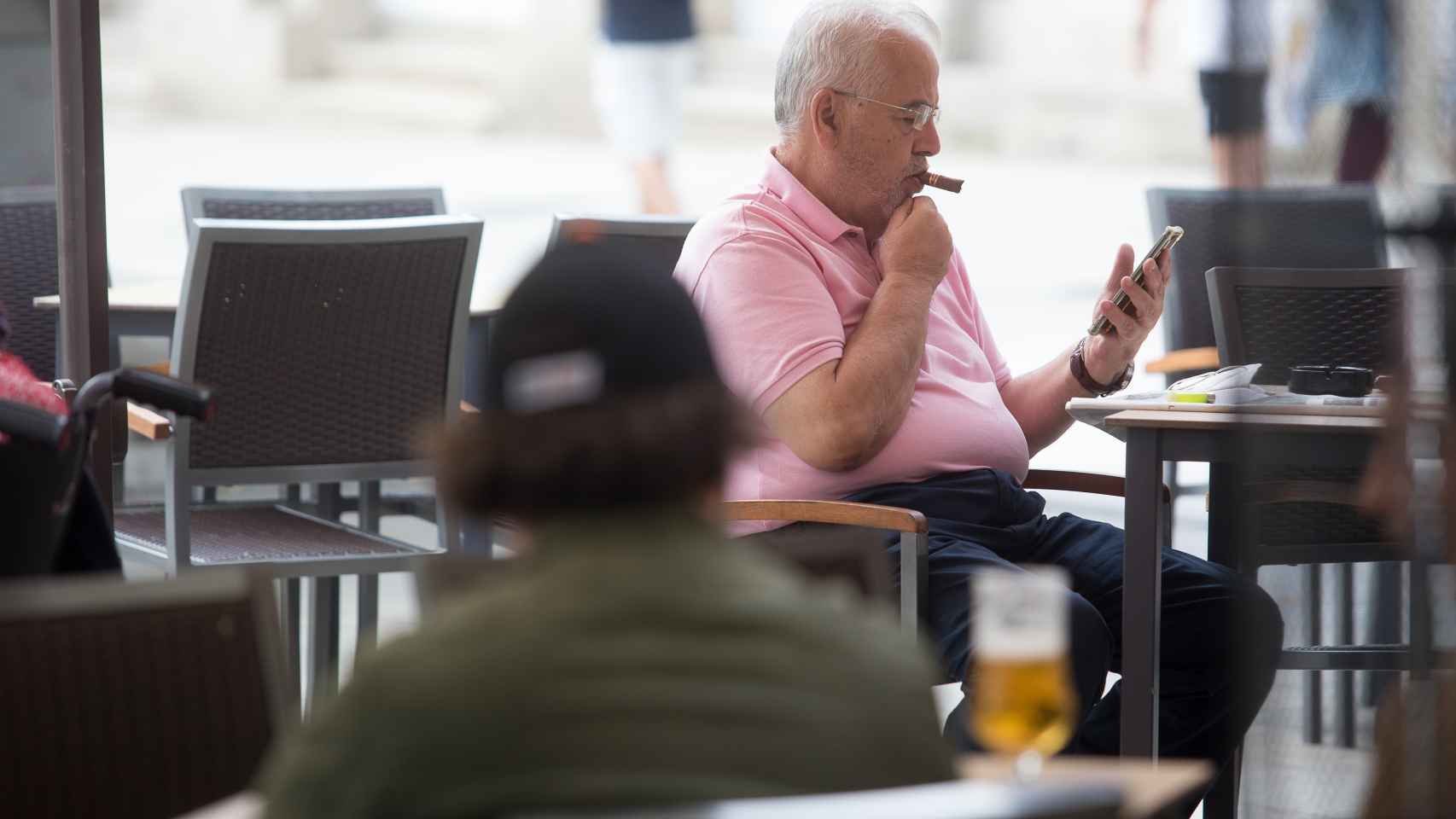 Health wants to update the anti-smoking law to ban smoking on bar terraces thumbnail