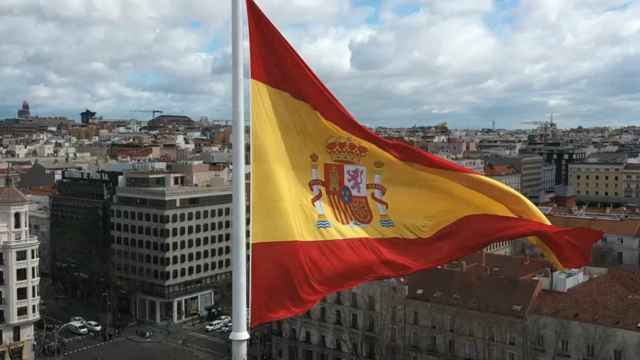La bandera española de la Plaza de Colón.