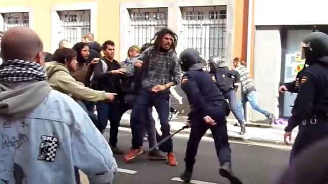 El diputado de Podemos Alberto Rodríguez se enfrenta a la Policía.