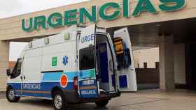 Una ambulancia en el servicio de Urgencias del Hospital de Antequera.
