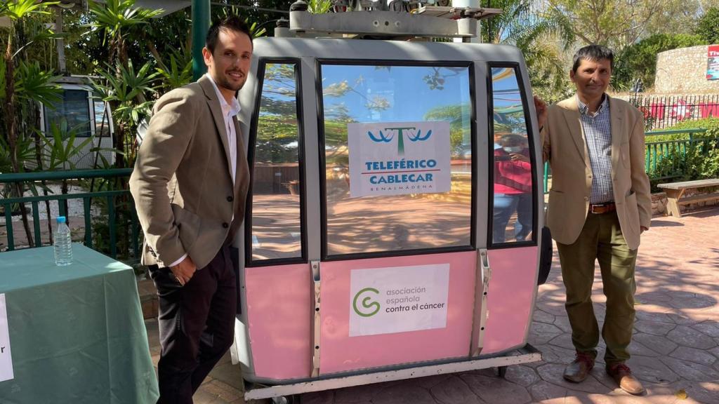 Una imagen del Teleférico de Benalmádena de rosa.