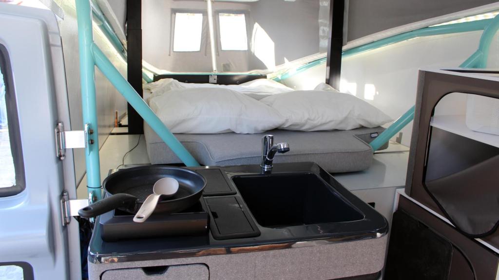 Parte interior de la Stella Vita con la zona de la cama, la cocina y el lavabo.