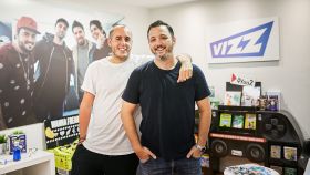 A la izquierda, Jordi Torras y, a la derecha, Xavier Robles, cofundadores de Vizz, la agencia representante de 'youtubers'.