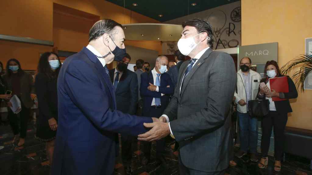 Luis Barcala saluda al  presidente ejecutivo y director de EL ESPAÑOL, Pedro J. Ramírez.