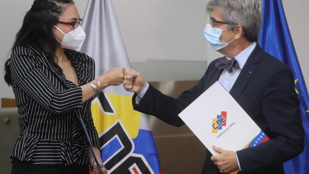Regzeida González, dirigente del Consejo Nacional Electoral venezolano, junto a Rafael Dochao Moreno, encargado de negocios de la UE en Venezuela.