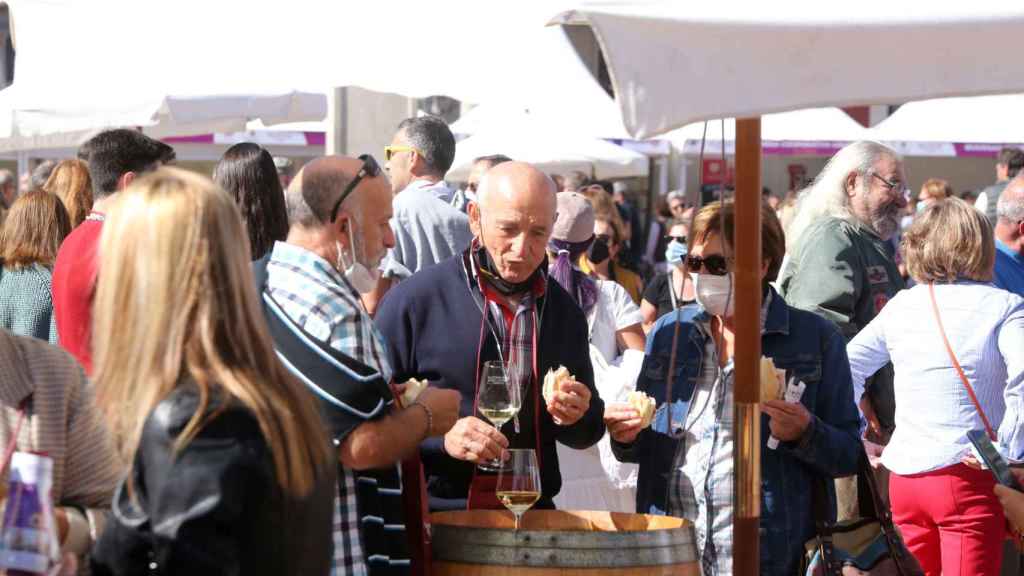 El público disfruta de los mejores vinos de la tierra en la Plaza Mayor