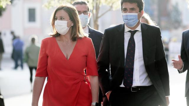 El presidente del PPCV, Carlos Mazón, y su número dos y portavoz del PP en el Ayuntamiento de València, María José Català, a su llegada al palau de la Generalitat.