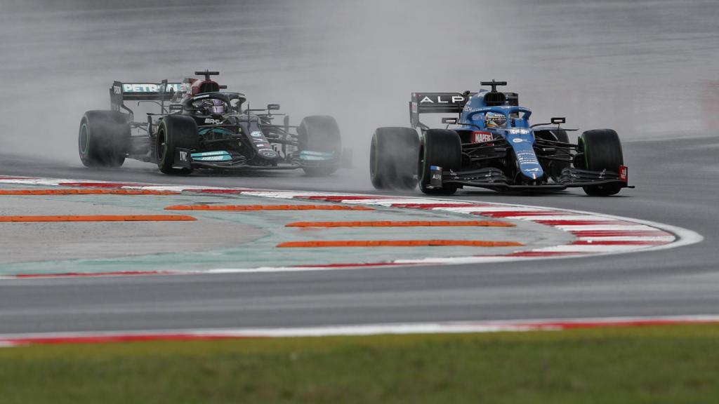 Fernando Alonso por delante de Hamilton en el Gran Premio de Turquía