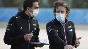 Fernando Alonso y uno de sus ingenieros en el Gran Premio de Turquía
