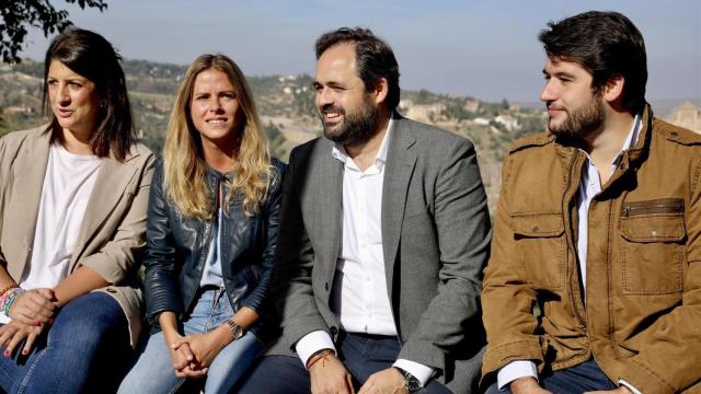 Paco Núñez y Bea Fanjul, en el centro, este sábado en Toledo.