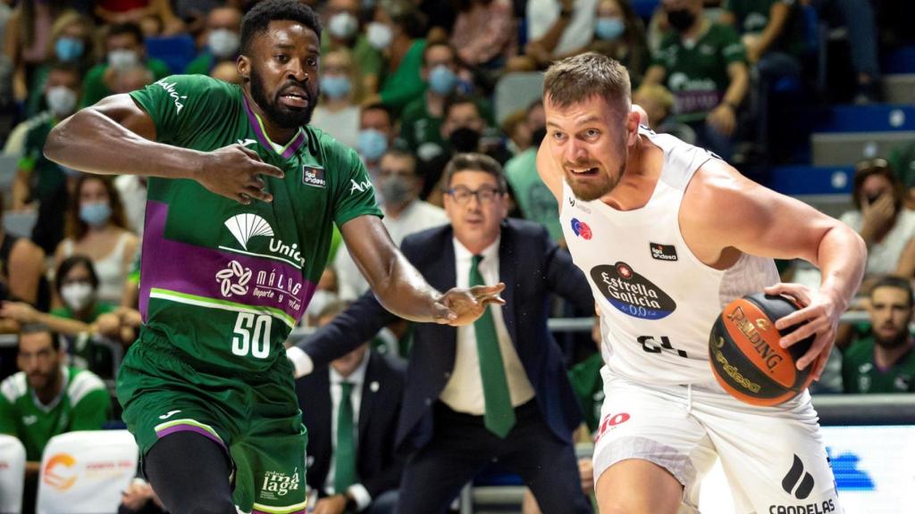 Una de las jugadas del encuentro entre el Unicaja y el Breogán