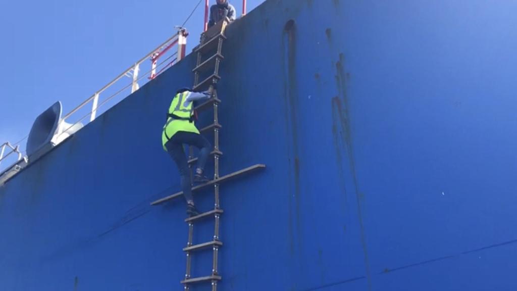 Ana Ruiz subiendo a un barco.