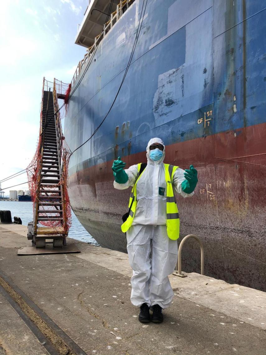 Ana preparada para subir a un barco con Covid.