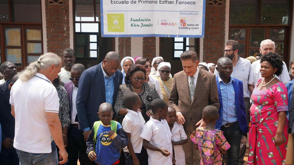 Eduardo Margareto / ICAL . Francisco Martín y Tomás Martín, burgaleses responsables de la ONG Kivu Jambo, que ha llevado a cabo el proyecto de la escuela Esther Fonseca en la isla de Idjwi, en el lago Kivu del Congo, uno de los lugares más pobres del mundo con el apoyo de la Junta de Castilla y León y cuyo proyecto lo lleva a cabo la ONG burgalesa Kivu Jambo. En la imagen, el periodista Jesús Fonseca, colaborador de esta ONG