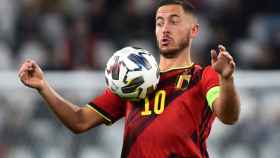 Eden Hazard controlando un balón con el pecho durante un partido de Bélgica