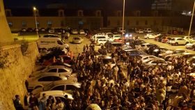 Cientos de jóvenes, esta madrugada, en un aparcamiento de la Universidad Politécnica de Cartagena.