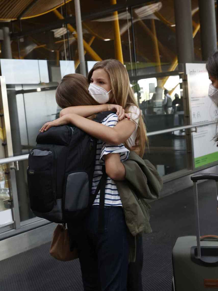 Las hermanas, Leonor y Sofía, abrazadas en el aeropuerto de Adolfo Suárez Madrid Barajas el pasado 30 de agosto.
