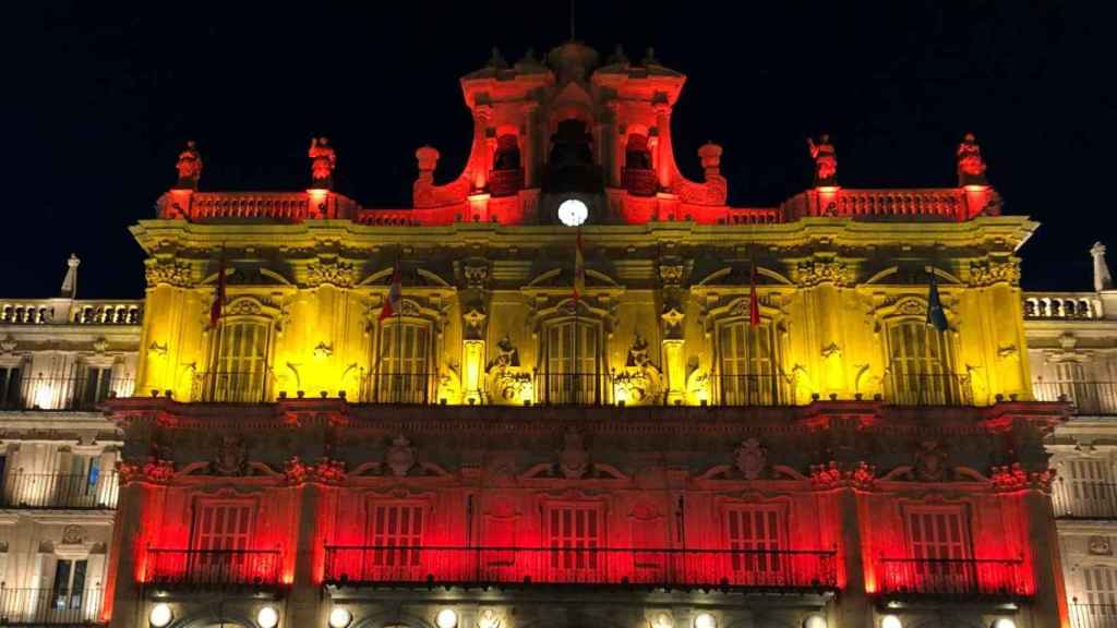 Fachada del Ayuntamiento de Salamanca con la bandera española