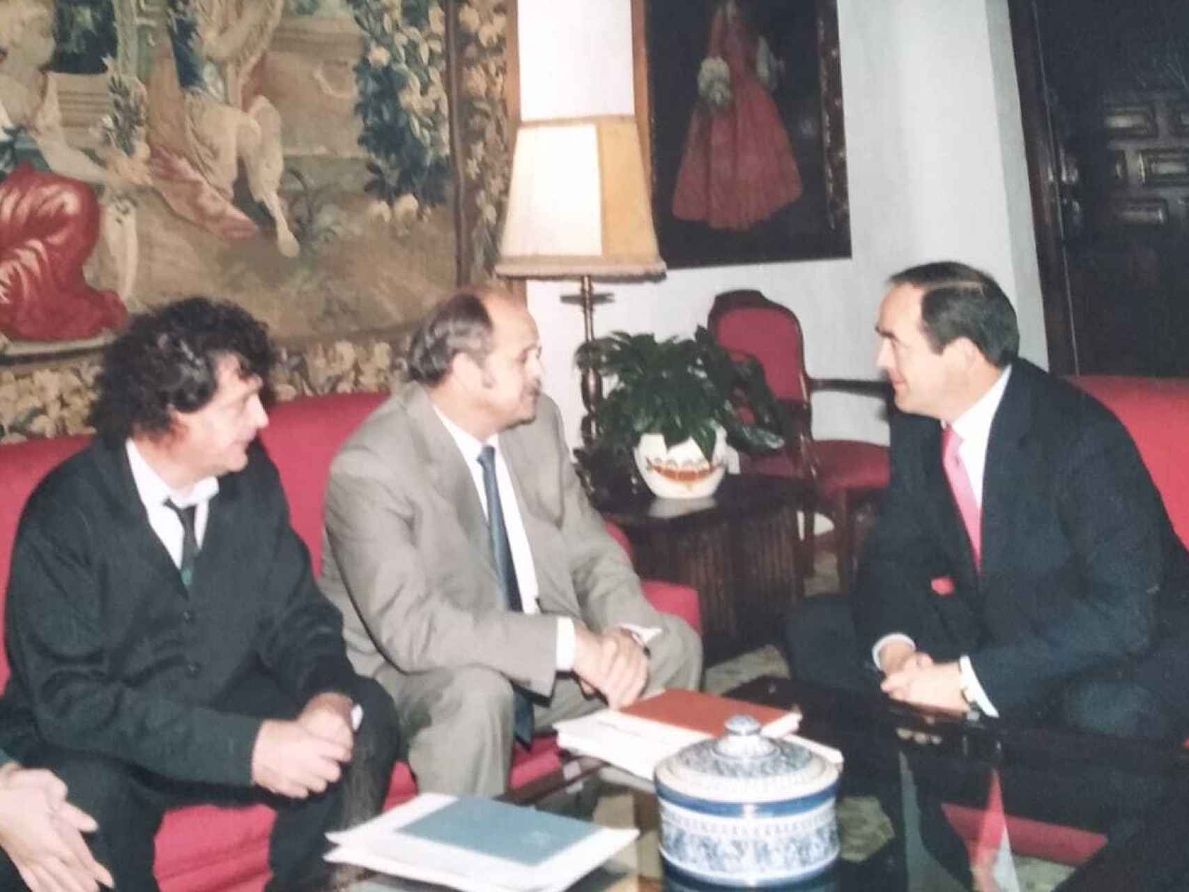 El exalcalde de Villalgordo, Fernando Moreno, con el exteniente de alcalde Pedro Chicano y el expresidente de Castilla-La Mancha, José Bono.