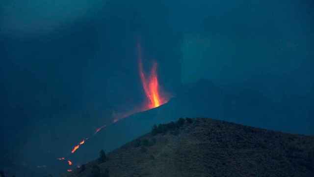 El volcán de Cumbre Vieja continúa emitiendo grandes toneladas de cenizas y lava por su cráter principal. EFE/Miguel Calero