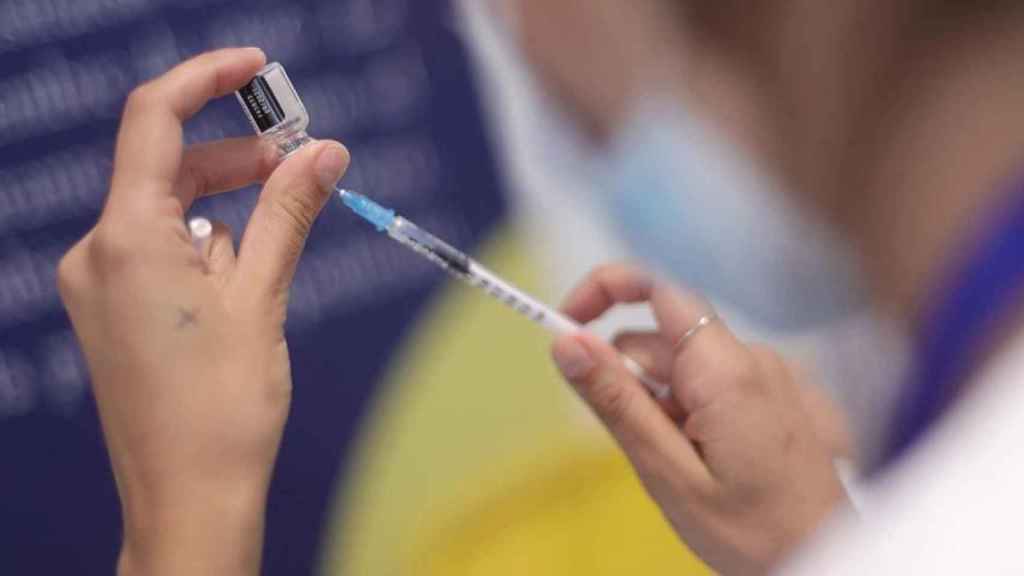 Una sanitaria prepara una dosis de la vacuna contra el Covid.