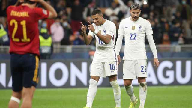 Oyarzabal se lamenta mientras Mbappé celebra el gol de Francia