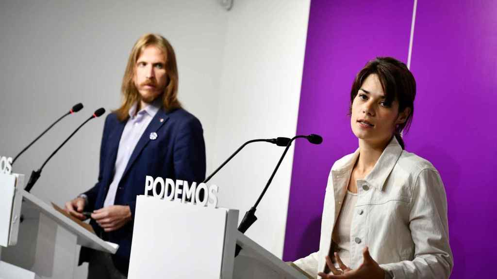 Los portavoces de Unidas Podemos, Pablo Fernández e Isa Serra, durante la rueda de prensa  este lunes.