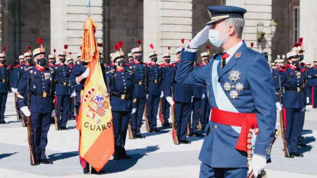 Felipe VI pasa revista a la Guardia Real, el pasado 12 de Octubre.