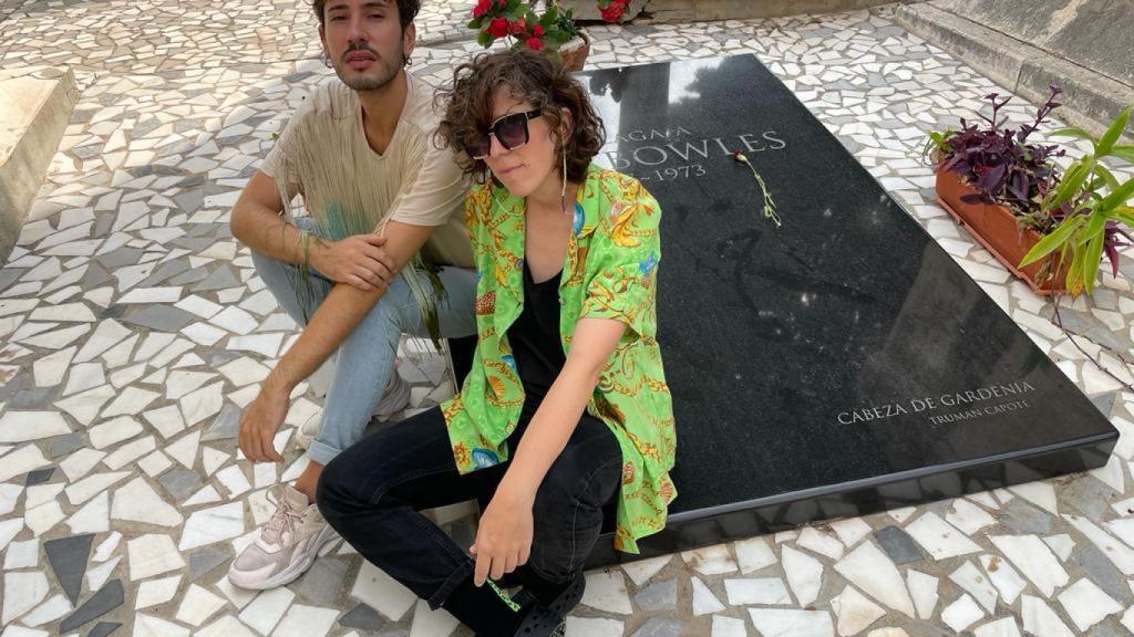 Ángelo Nestoré y Violeta Niebla, directores de Irreconciliables, posan frente a la tumba de Jane Bowles.