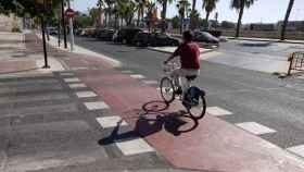 Un ciclista pasa por un carril bici en Málaga.