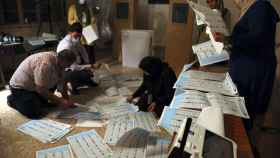 Miembros de un colegio electoral en Bagdad llevan a cabo un recuento manual tras las elecciones.