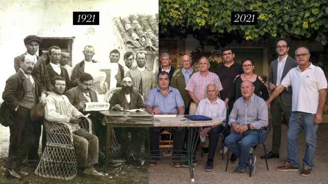 La agrupación socialista de Villalgordo en 1921 y la agrupación en 2021. Montaje.