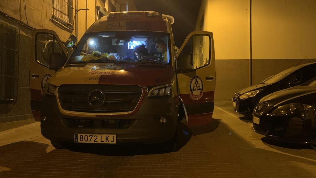 Los servicios de emergencias de Madrid en la calle en donde han intentado reanimar al hombre.