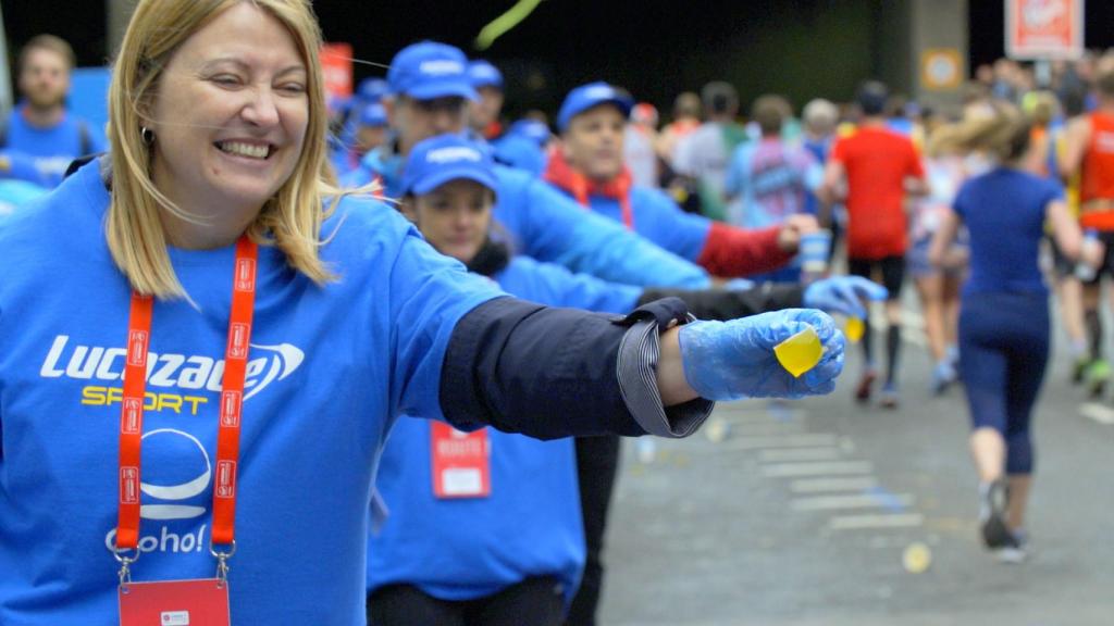 Bebida isotónica para los atletas de la Maratón de Londres en los envases comestibles de Notpla.