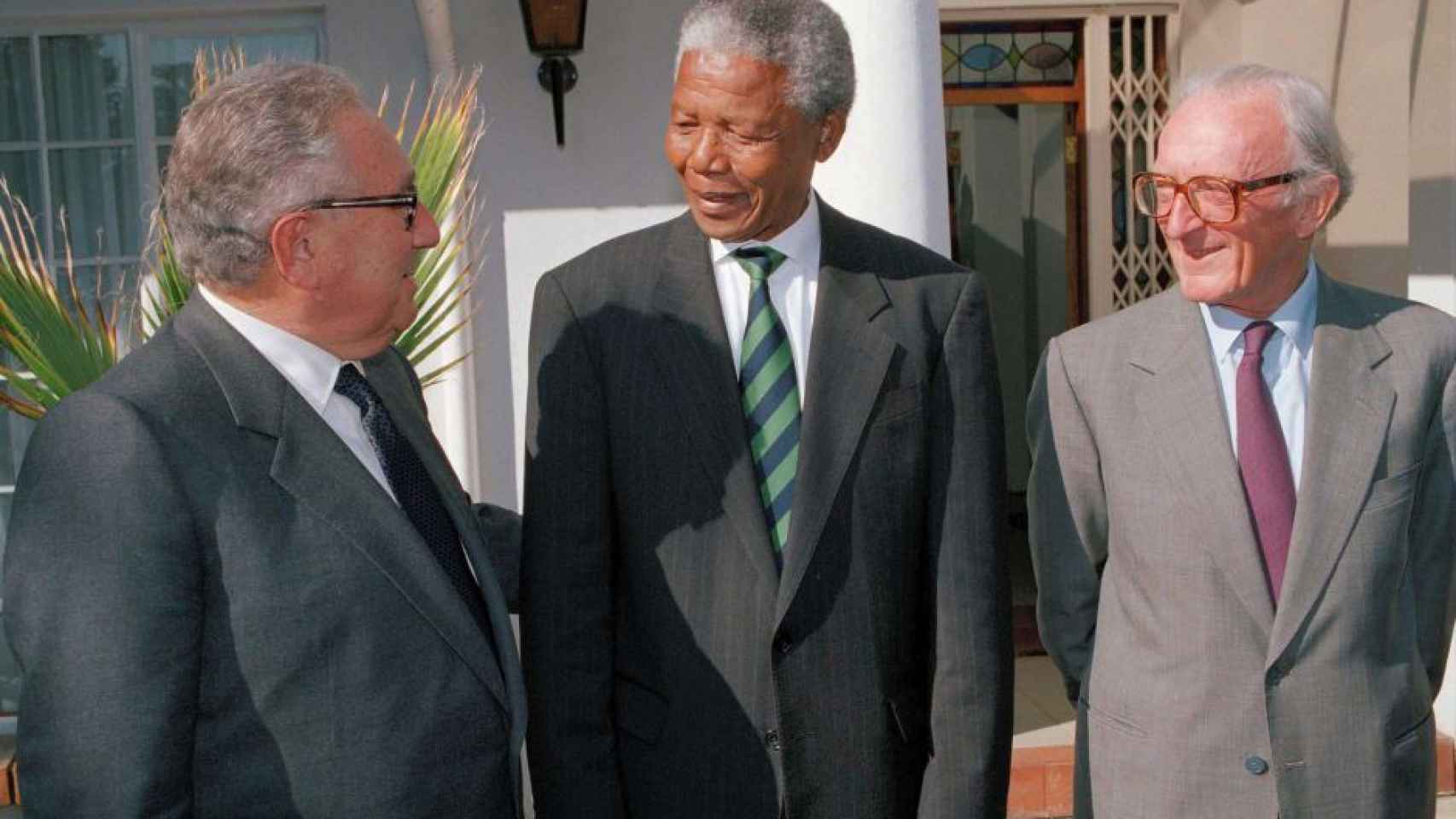 Kissinger con Mandela en 1994, el Premio Nobel debió de cambiar de opinión.
