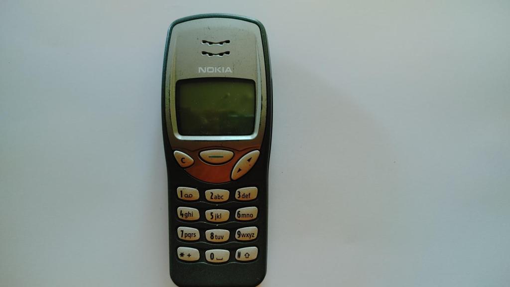 El Nokia 3210, con el que David enviaba SMS a Marta, su actual mujer, cuando la conoció.