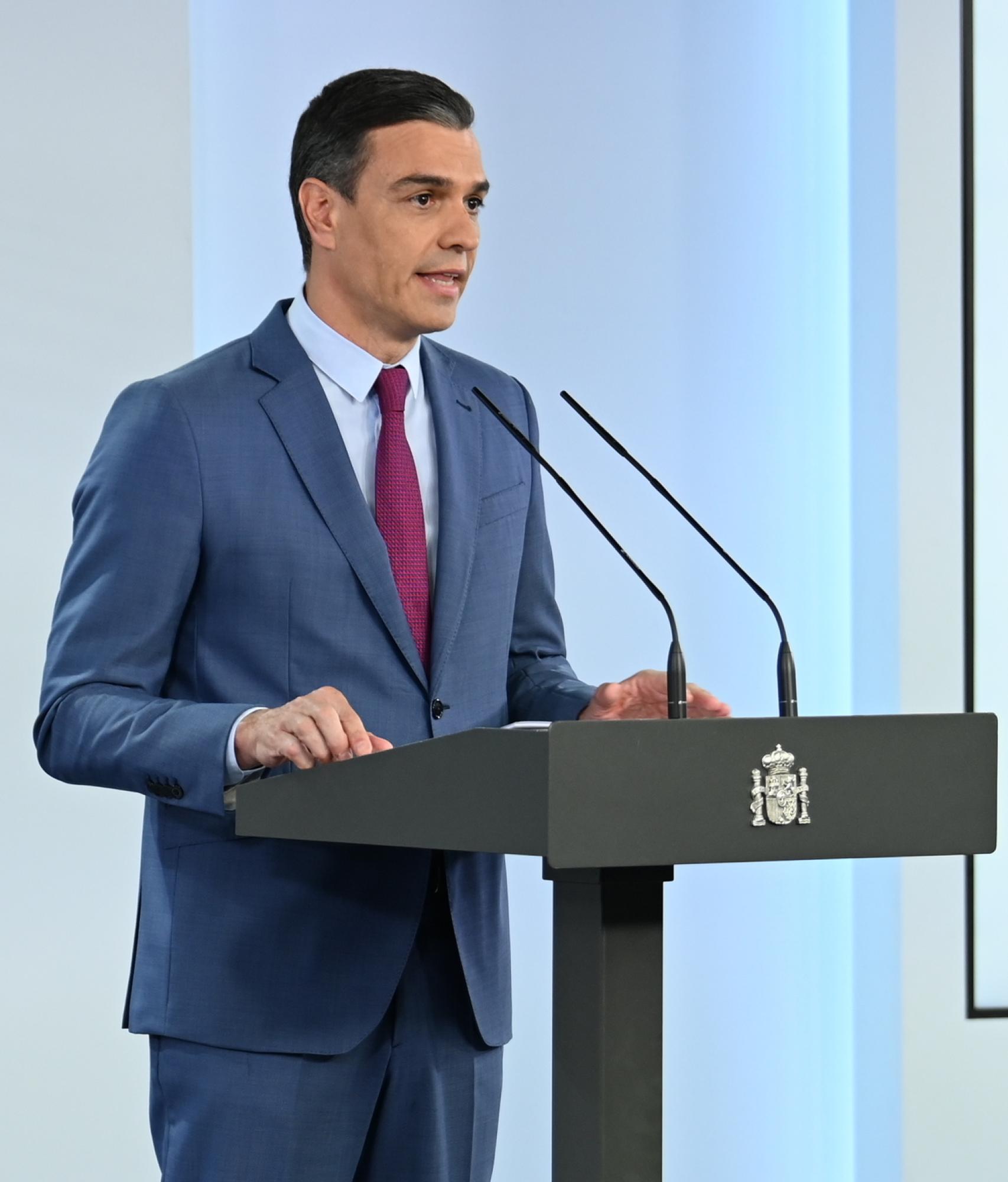 Sánchez anuncia la salida de Redondo.