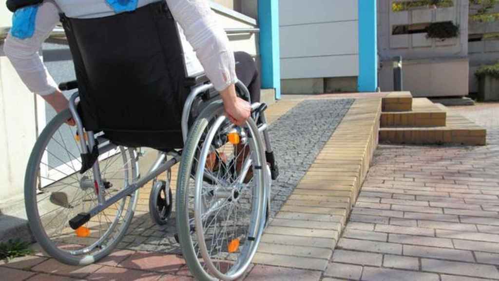 Una persona en silla de ruedas desplazándose.