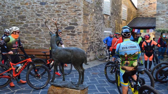 Participantes en la ruta que partió de Villardeciervos