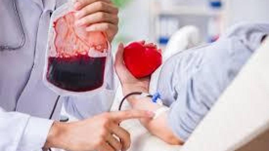 Un ciudadano participa en una campaña de donación de sangre